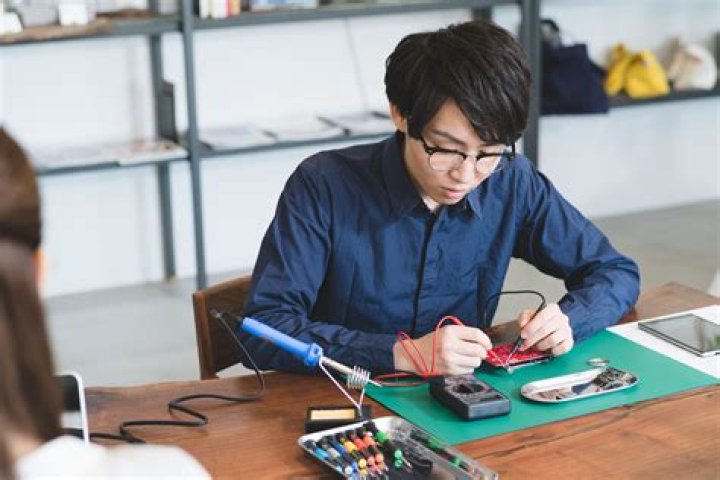 フィギュアとはんだごてのカスタマイズ作業