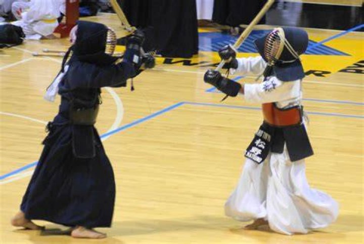 剣道の学校大会で試合する選手