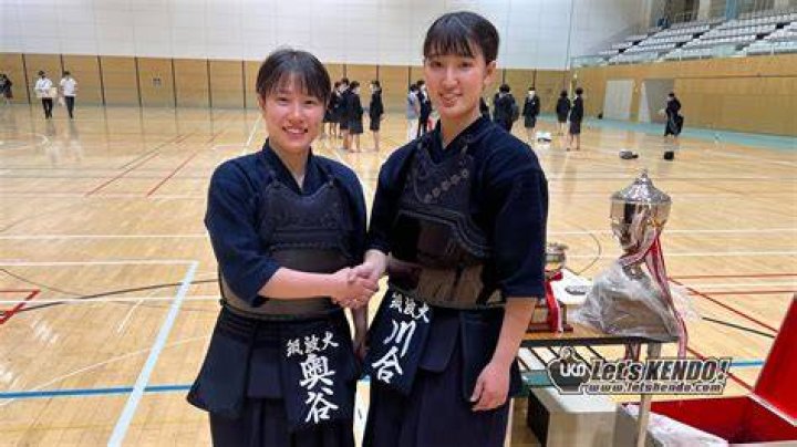 剣道部顧問が道場で部員を指導している様子
