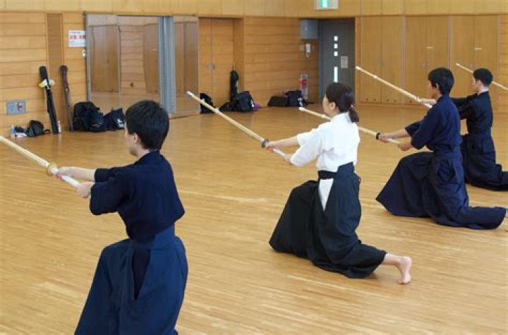 高校生が剣道の稽古に取り組む様子